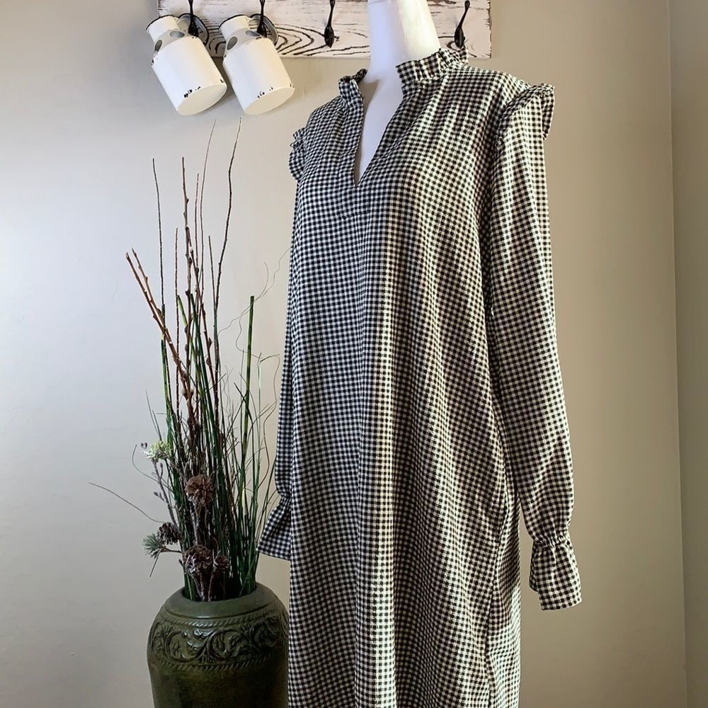 H&m long sleeve checkered dress. Black and white with one side pocket.